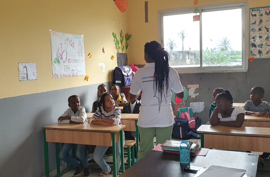 What are the advantages of bilingual teaching in kindergarten?